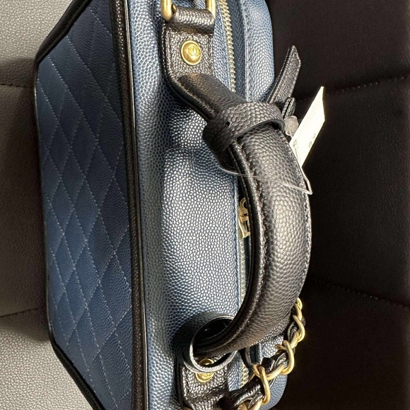 CHANEL Navy Filigree Vanity Medium size - Picture 11 of 11